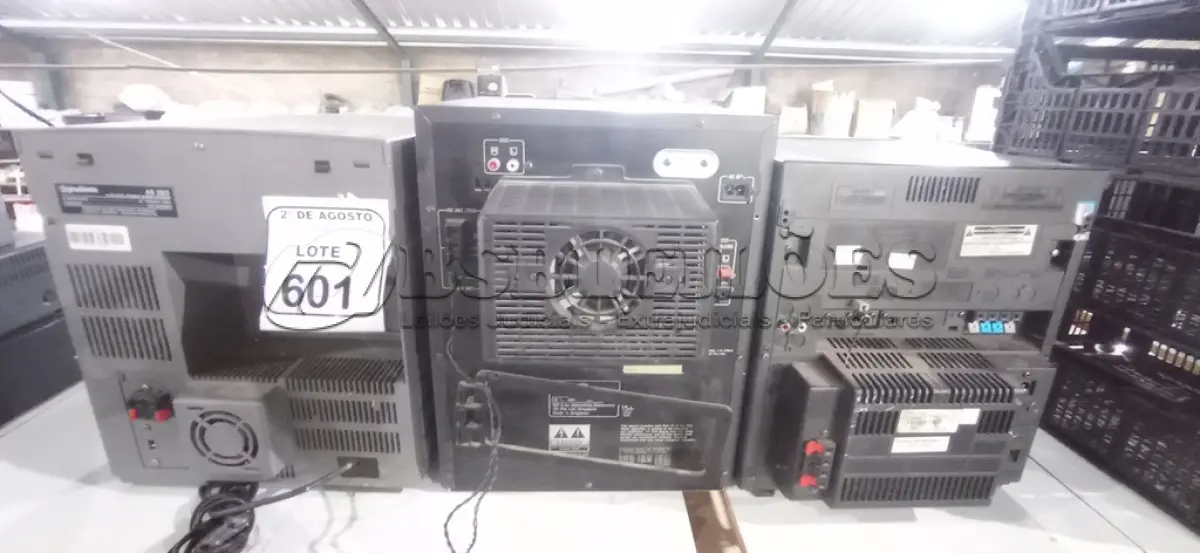 LOTE 601 - 03 APARELHOS DE SOM DE MARCA E MODELOS DIVERSOS. (NO ESTADO) ATENÇÃO! FAZER A VISITAÇÃO ANTES DE ARREMATAR, NÃO SABEMOS SE FUNCIONA, LEILÃO NÃO TEM GARANTIA E NEM DEVOLUÇÃO, SUJEITO A POSSÍVEIS AVARIAS VISÍVEIS/OCULTAS E/OU AUSÊNCIA DE COMPONENTES.