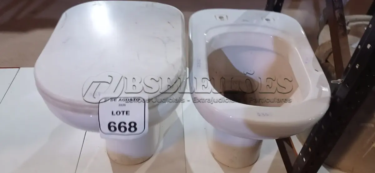 LOTE 668 - 02 VASOS SANITÁRIOS. (NO ESTADO) ATENÇÃO! FAZER A VISITAÇÃO ANTES DE ARREMATAR, NÃO SABEMOS SE FUNCIONA, LEILÃO NÃO TEM GARANTIA E NEM DEVOLUÇÃO, SUJEITO A POSSÍVEIS AVARIAS VISÍVEIS/OCULTAS E/OU AUSÊNCIA DE COMPONENTES.