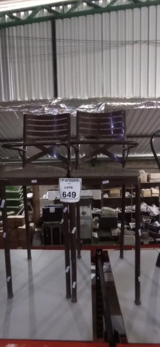 LOTE 649 - 02 BANQUETAS ALTAS DE FERRO PARA CRIANÇA. (NO ESTADO) ATENÇÃO! FAZER A VISITAÇÃO ANTES DE ARREMATAR, NÃO SABEMOS SE FUNCIONA, LEILÃO NÃO TEM GARANTIA E NEM DEVOLUÇÃO, SUJEITO A POSSÍVEIS AVARIAS VISÍVEIS/OCULTAS E/OU AUSÊNCIA DE COMPONENTES.