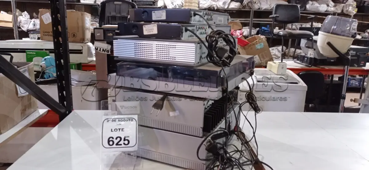 LOTE 625 - 02 APARELHOS DE DVD MARCA LG, 01 TERMINAL DE COMUNICAÇÃO MARCA SONY, 01 TOCA VINIL MARCA PHILIPS, 01 RECEIVER FR 210 MARCA PHILIPS E 01 TOCA FITAS FC 210 MARCA PHILIPS. (NO ESTADO) ATENÇÃO! FAZER A VISITAÇÃO ANTES DE ARREMATAR, NÃO SABEMOS SE FUNCIONA, LEILÃO NÃO TEM GARANTIA E NEM DEVOLUÇÃO, SUJEITO A POSSÍVEIS AVARIAS VISÍVEIS/OCULTAS E/OU AUSÊNCIA DE COMPONENTES.