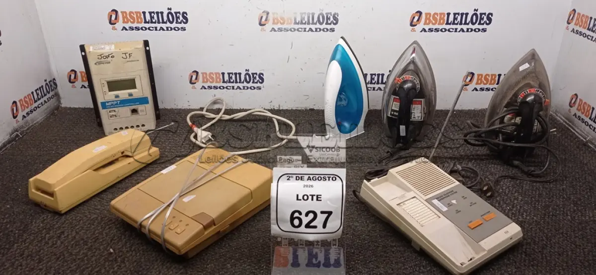 LOTE 627 - 03 FERROS DE PASSAR, 01 SECRETÁRIA ELETRÔNICA E 01 CONTROLADOR DE CARGA SOLAR. (NO ESTADO) ATENÇÃO! FAZER A VISITAÇÃO ANTES DE ARREMATAR, NÃO SABEMOS SE FUNCIONA, LEILÃO NÃO TEM GARANTIA E NEM DEVOLUÇÃO, SUJEITO A POSSÍVEIS AVARIAS VISÍVEIS/OCULTAS E/OU AUSÊNCIA DE COMPONENTES.