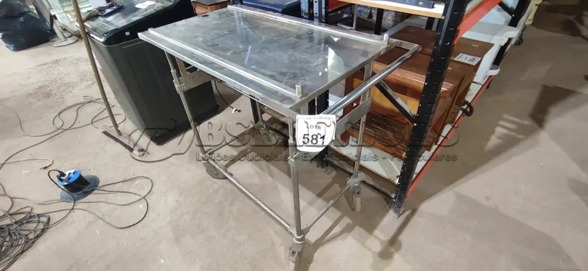 LOTE 581 - 01 MESA AUXILIAR COM RODAS EM INOX. (NO ESTADO) ATENÇÃO! FAZER A VISITAÇÃO ANTES DE ARREMATAR, NÃO SABEMOS SE FUNCIONA, LEILÃO NÃO TEM GARANTIA E NEM DEVOLUÇÃO, SUJEITO A POSSÍVEIS AVARIAS VISÍVEIS/OCULTAS E/OU AUSÊNCIA DE COMPONENTES.