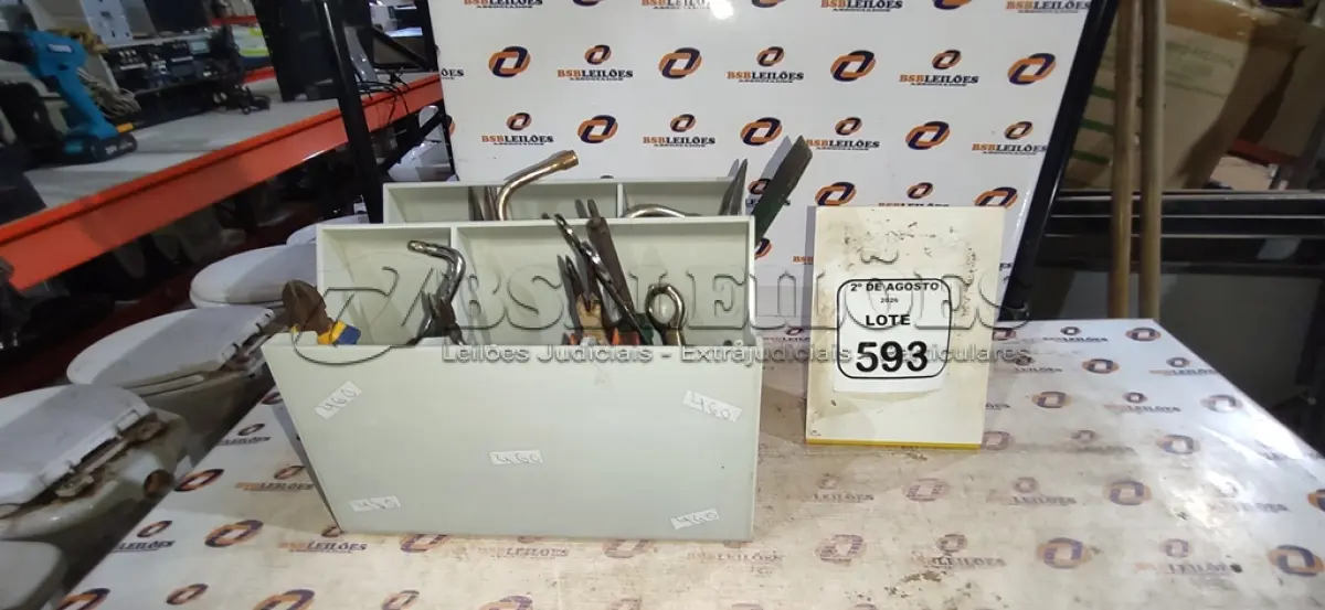 LOTE 593 - 01 CAIXA DE FERRAMENTAS COM DIVISÓRIAS COM VÁRIAS FERRAMENTAS DE MODELOS DIVERSOS. (NO ESTADO) ATENÇÃO! FAZER A VISITAÇÃO ANTES DE ARREMATAR, NÃO SABEMOS SE FUNCIONA, LEILÃO NÃO TEM GARANTIA E NEM DEVOLUÇÃO, SUJEITO A POSSÍVEIS AVARIAS VISÍVEIS/OCULTAS E/OU AUSÊNCIA DE COMPONENTES.