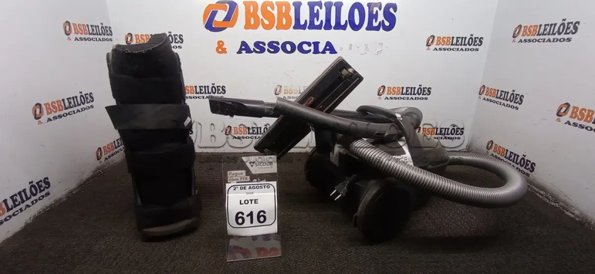 LOTE 616 - 01 ASPIRADOR DE PÓ 220V MARCA ELECTROLUX E 01 BOTA ORTOPÉDICA MARCA MERCUR. (NO ESTADO) ATENÇÃO! FAZER A VISITAÇÃO ANTES DE ARREMATAR, NÃO SABEMOS SE FUNCIONA, LEILÃO NÃO TEM GARANTIA E NEM DEVOLUÇÃO, SUJEITO A POSSÍVEIS AVARIAS VISÍVEIS/OCULTAS E/OU AUSÊNCIA DE COMPONENTES.