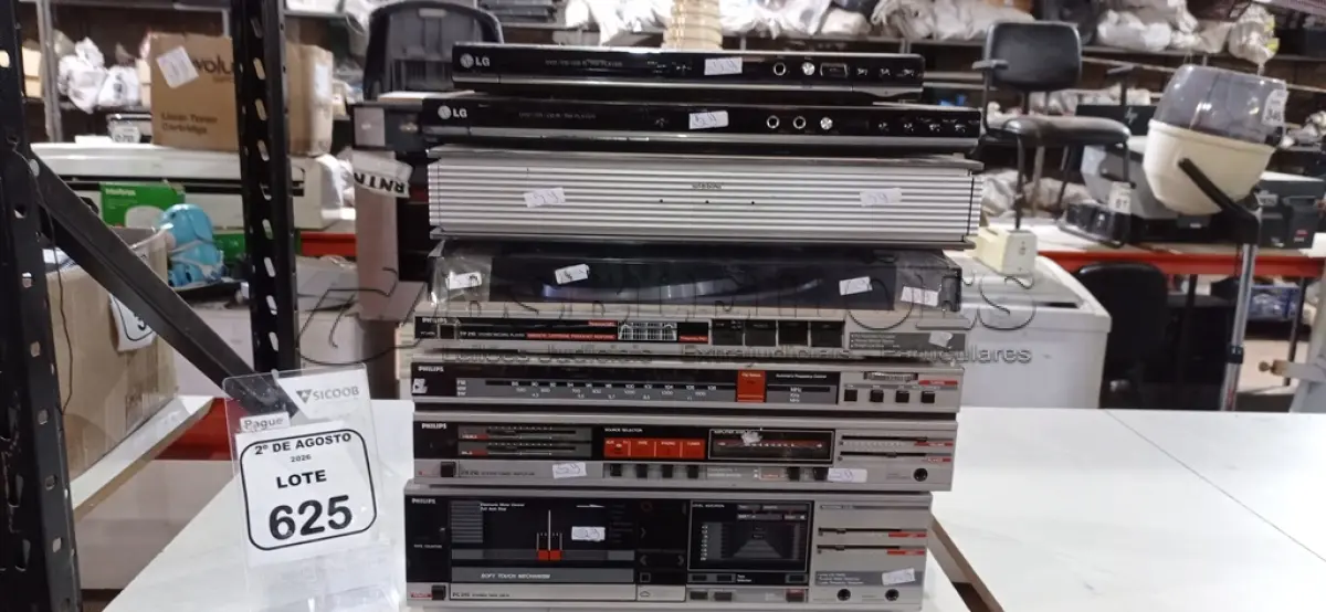 LOTE 625 - 02 APARELHOS DE DVD MARCA LG, 01 TERMINAL DE COMUNICAÇÃO MARCA SONY, 01 TOCA VINIL MARCA PHILIPS, 01 RECEIVER FR 210 MARCA PHILIPS E 01 TOCA FITAS FC 210 MARCA PHILIPS. (NO ESTADO) ATENÇÃO! FAZER A VISITAÇÃO ANTES DE ARREMATAR, NÃO SABEMOS SE FUNCIONA, LEILÃO NÃO TEM GARANTIA E NEM DEVOLUÇÃO, SUJEITO A POSSÍVEIS AVARIAS VISÍVEIS/OCULTAS E/OU AUSÊNCIA DE COMPONENTES.