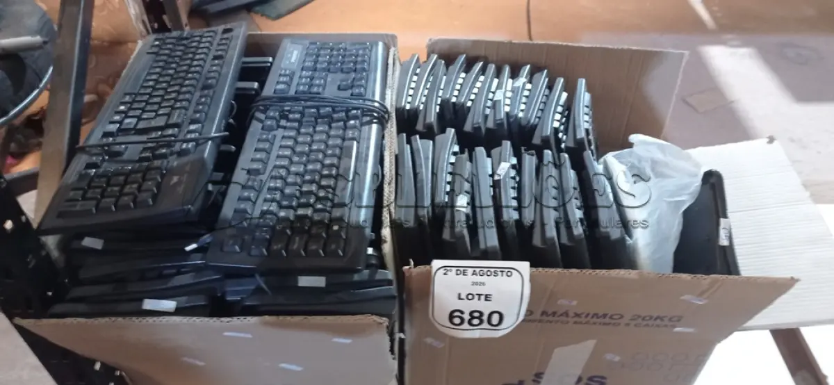 LOTE 680 - 01 LOTE COM GRANDE QUANTIDADE DE TECLADOS DE PC DE MARCAS E MODELOS DIVERSOS. (NO ESTADO) ATENÇÃO! FAZER A VISITAÇÃO ANTES DE ARREMATAR, NÃO SABEMOS SE FUNCIONA, LEILÃO NÃO TEM GARANTIA E NEM DEVOLUÇÃO, SUJEITO A POSSÍVEIS AVARIAS VISÍVEIS/OCULTAS E/OU AUSÊNCIA DE COMPONENTES.