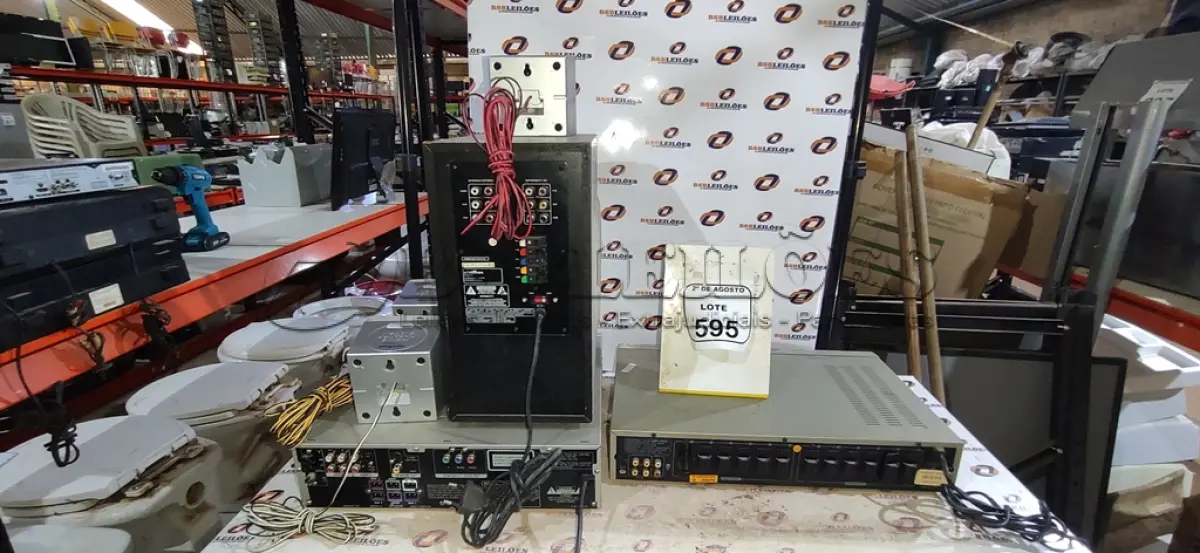 LOTE 595 - 01 VIDEOKÊ MODELO VMP-2500S MARCA RAF, 01 LEITOR DE DVD DE 5 DISCOS, 01 SUBWOOFER E 03 CAIXAS DE SOM PEQUENAS. (NO ESTADO) ATENÇÃO! FAZER A VISITAÇÃO ANTES DE ARREMATAR, NÃO SABEMOS SE FUNCIONA, LEILÃO NÃO TEM GARANTIA E NEM DEVOLUÇÃO, SUJEITO A POSSÍVEIS AVARIAS VISÍVEIS/OCULTAS E/OU AUSÊNCIA DE COMPONENTES.