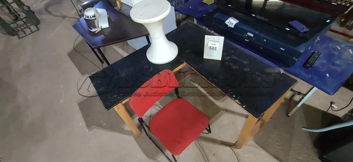 LOTE 585 - 01 MESA EM L, 01 CADEIRA COM PÉS FIXOS E 01 BANQUETA BAIXA EM PLÁSTICO. (NO ESTADO) ATENÇÃO! FAZER A VISITAÇÃO ANTES DE ARREMATAR, NÃO SABEMOS SE FUNCIONA, LEILÃO NÃO TEM GARANTIA E NEM DEVOLUÇÃO, SUJEITO A POSSÍVEIS AVARIAS VISÍVEIS/OCULTAS E/OU AUSÊNCIA DE COMPONENTES.