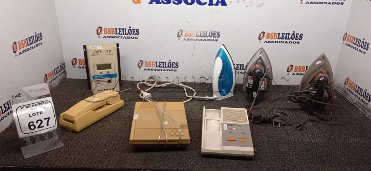 LOTE 627 - 03 FERROS DE PASSAR, 01 SECRETÁRIA ELETRÔNICA E 01 CONTROLADOR DE CARGA SOLAR. (NO ESTADO) ATENÇÃO! FAZER A VISITAÇÃO ANTES DE ARREMATAR, NÃO SABEMOS SE FUNCIONA, LEILÃO NÃO TEM GARANTIA E NEM DEVOLUÇÃO, SUJEITO A POSSÍVEIS AVARIAS VISÍVEIS/OCULTAS E/OU AUSÊNCIA DE COMPONENTES.