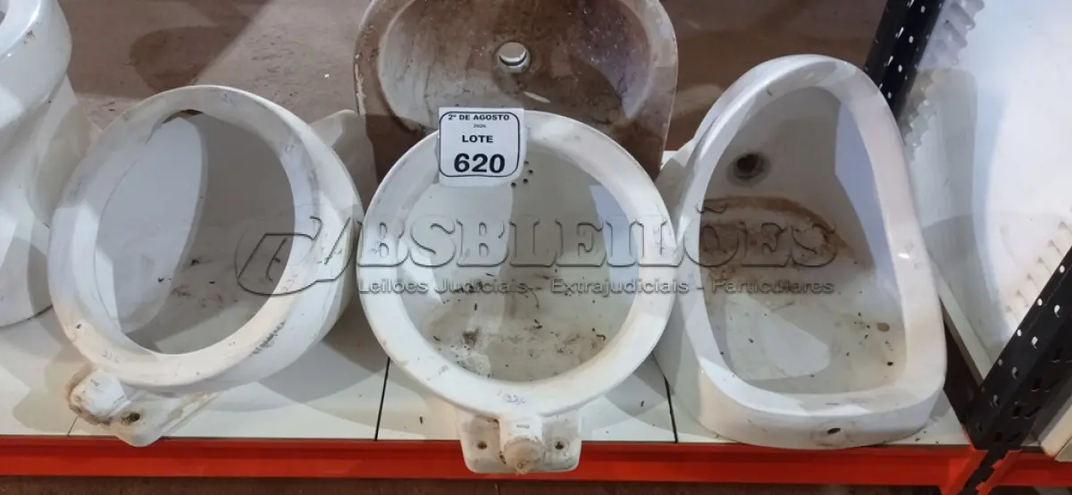 LOTE 620 - 03 MICTÓRIOS E 01 PIA. (NO ESTADO) ATENÇÃO! FAZER A VISITAÇÃO ANTES DE ARREMATAR, NÃO SABEMOS SE FUNCIONA, LEILÃO NÃO TEM GARANTIA E NEM DEVOLUÇÃO, SUJEITO A POSSÍVEIS AVARIAS VISÍVEIS/OCULTAS E/OU AUSÊNCIA DE COMPONENTES.