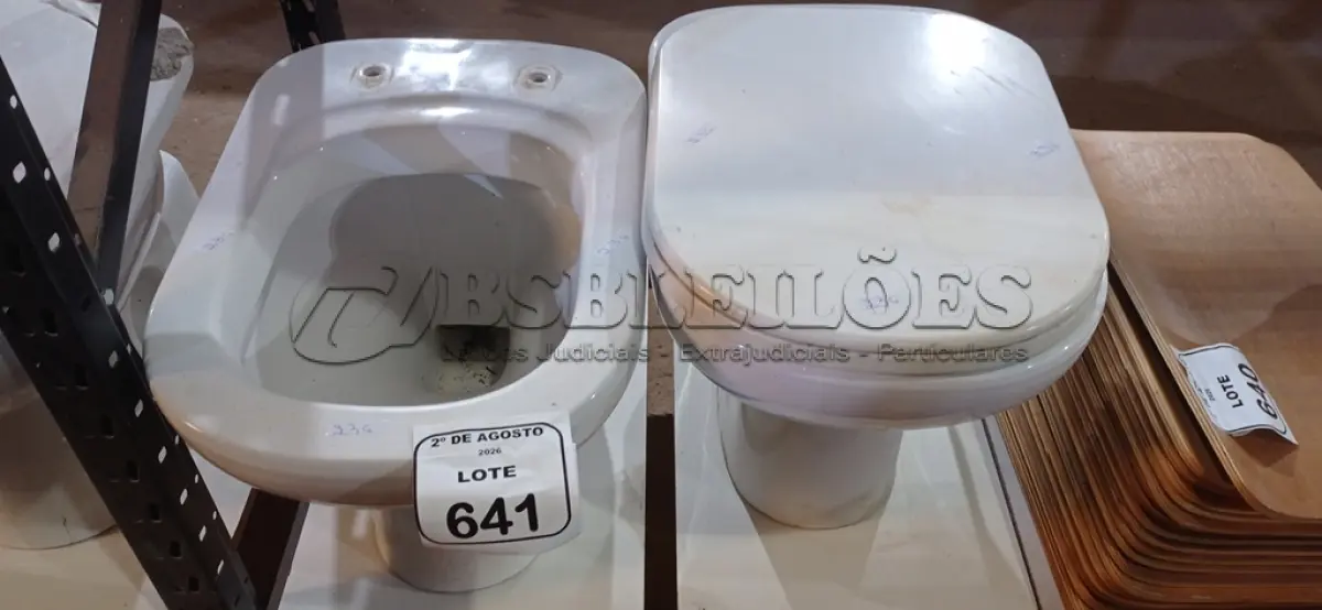 LOTE 641 - 02 VASOS SANITÁRIOS. (NO ESTADO) ATENÇÃO! FAZER A VISITAÇÃO ANTES DE ARREMATAR, NÃO SABEMOS SE FUNCIONA, LEILÃO NÃO TEM GARANTIA E NEM DEVOLUÇÃO, SUJEITO A POSSÍVEIS AVARIAS VISÍVEIS/OCULTAS E/OU AUSÊNCIA DE COMPONENTES.