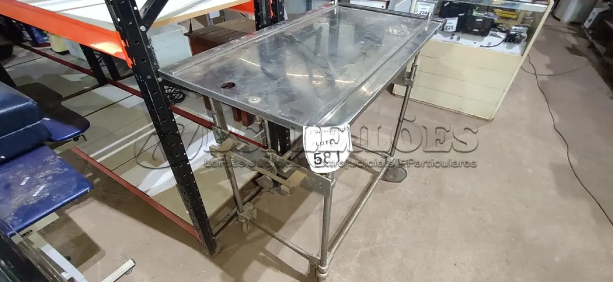 LOTE 581 - 01 MESA AUXILIAR COM RODAS EM INOX. (NO ESTADO) ATENÇÃO! FAZER A VISITAÇÃO ANTES DE ARREMATAR, NÃO SABEMOS SE FUNCIONA, LEILÃO NÃO TEM GARANTIA E NEM DEVOLUÇÃO, SUJEITO A POSSÍVEIS AVARIAS VISÍVEIS/OCULTAS E/OU AUSÊNCIA DE COMPONENTES.