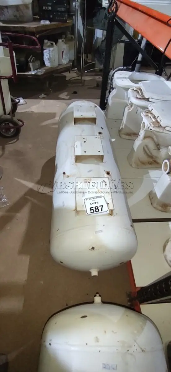 LOTE 587 - 01 CILINDRO DE COMPRESSOR DE AR. (NO ESTADO) ATENÇÃO! FAZER A VISITAÇÃO ANTES DE ARREMATAR, NÃO SABEMOS SE FUNCIONA, LEILÃO NÃO TEM GARANTIA E NEM DEVOLUÇÃO, SUJEITO A POSSÍVEIS AVARIAS VISÍVEIS/OCULTAS E/OU AUSÊNCIA DE COMPONENTES.