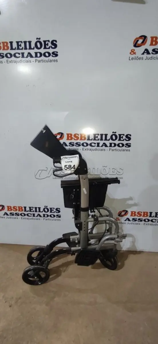 LOTE 584 - 01 ANDADOR DE 04 RODAS COM ASSENTO. (NO ESTADO) ATENÇÃO! FAZER A VISITAÇÃO ANTES DE ARREMATAR, NÃO SABEMOS SE FUNCIONA, LEILÃO NÃO TEM GARANTIA E NEM DEVOLUÇÃO, SUJEITO A POSSÍVEIS AVARIAS VISÍVEIS/OCULTAS E/OU AUSÊNCIA DE COMPONENTES.