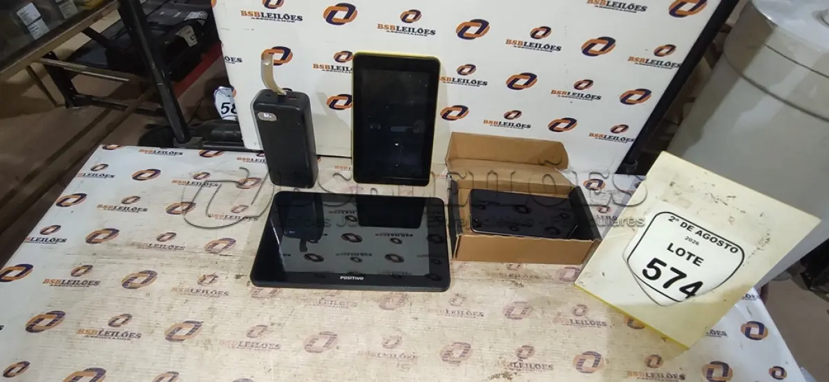 LOTE 574 - 01 POWER BANK, 01 CELULAR E 02 TABLETS DE MARCAS DIVERSAS. (NO ESTADO) ATENÇÃO! FAZER A VISITAÇÃO ANTES DE ARREMATAR, NÃO SABEMOS SE FUNCIONA, LEILÃO NÃO TEM GARANTIA E NEM DEVOLUÇÃO, SUJEITO A POSSÍVEIS AVARIAS VISÍVEIS/OCULTAS E/OU AUSÊNCIA DE COMPONENTES.