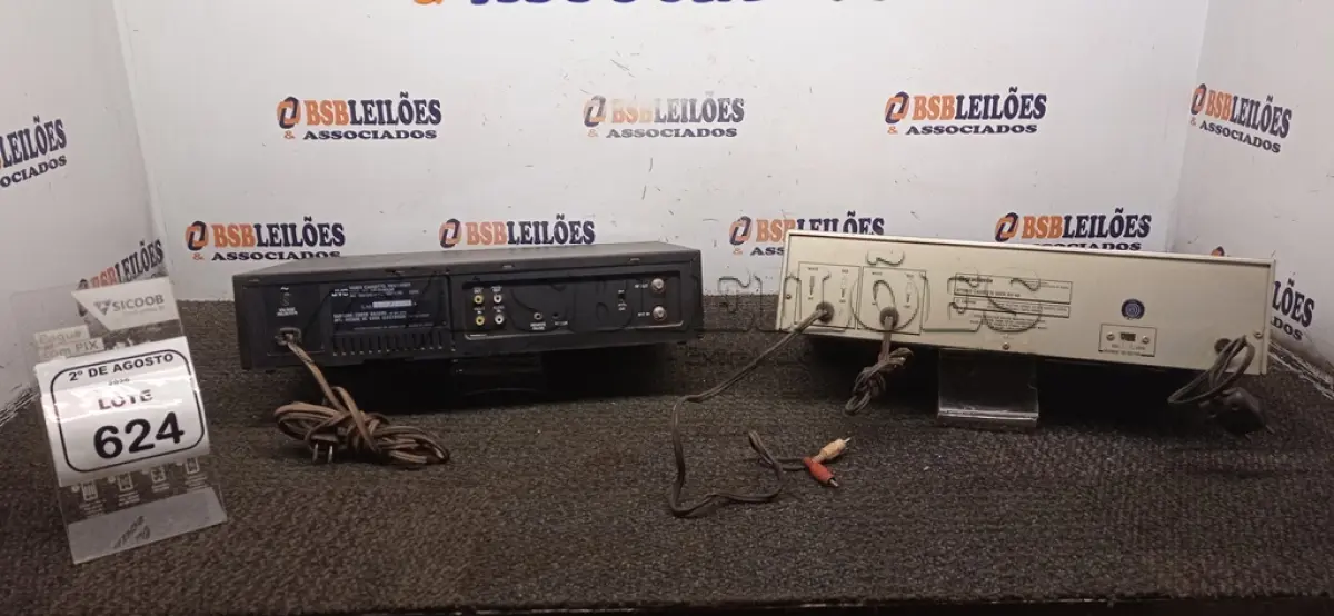 LOTE 624 - 01 LEITOR DE FITA CASSETE E 01 APARELHO DE VÍDEO CASSETE. (NO ESTADO) ATENÇÃO! FAZER A VISITAÇÃO ANTES DE ARREMATAR, NÃO SABEMOS SE FUNCIONA, LEILÃO NÃO TEM GARANTIA E NEM DEVOLUÇÃO, SUJEITO A POSSÍVEIS AVARIAS VISÍVEIS/OCULTAS E/OU AUSÊNCIA DE COMPONENTES.