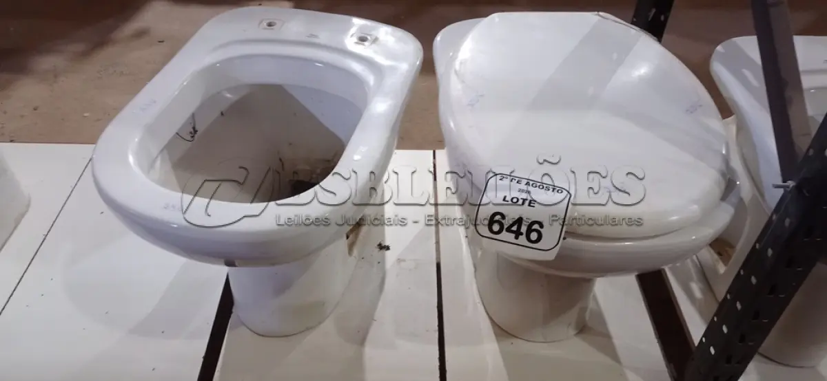 LOTE 646 - 02 VASOS SANITÁRIOS. (NO ESTADO) ATENÇÃO! FAZER A VISITAÇÃO ANTES DE ARREMATAR, NÃO SABEMOS SE FUNCIONA, LEILÃO NÃO TEM GARANTIA E NEM DEVOLUÇÃO, SUJEITO A POSSÍVEIS AVARIAS VISÍVEIS/OCULTAS E/OU AUSÊNCIA DE COMPONENTES.