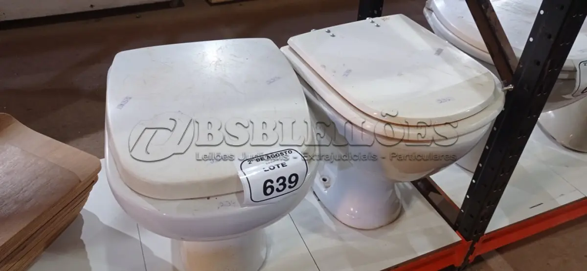 LOTE 639 - 02 VASOS SANITÁRIOS. (NO ESTADO) ATENÇÃO! FAZER A VISITAÇÃO ANTES DE ARREMATAR, NÃO SABEMOS SE FUNCIONA, LEILÃO NÃO TEM GARANTIA E NEM DEVOLUÇÃO, SUJEITO A POSSÍVEIS AVARIAS VISÍVEIS/OCULTAS E/OU AUSÊNCIA DE COMPONENTES.