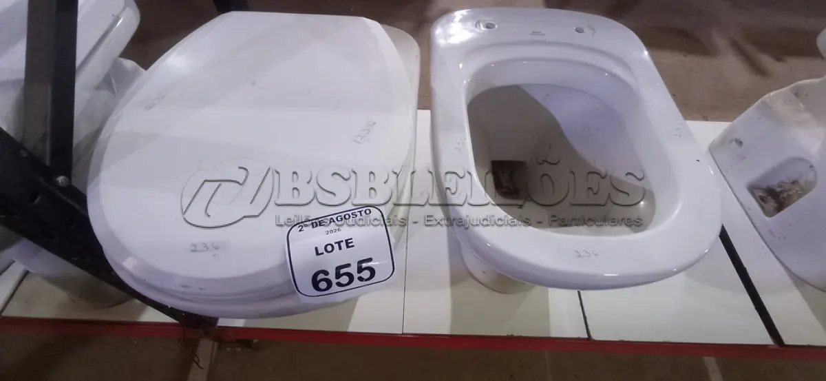 LOTE 655 - 02 VASOS SANITÁRIOS. (NO ESTADO) ATENÇÃO! FAZER A VISITAÇÃO ANTES DE ARREMATAR, NÃO SABEMOS SE FUNCIONA, LEILÃO NÃO TEM GARANTIA E NEM DEVOLUÇÃO, SUJEITO A POSSÍVEIS AVARIAS VISÍVEIS/OCULTAS E/OU AUSÊNCIA DE COMPONENTES.