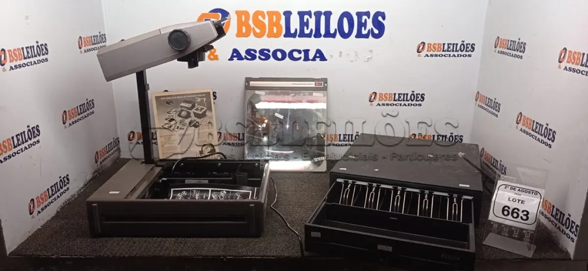 LOTE 663 - 01 RETROPROJETOR MARCA 3M E 01 GAVETA DE DINHEIRO. (NO ESTADO) ATENÇÃO! FAZER A VISITAÇÃO ANTES DE ARREMATAR, NÃO SABEMOS SE FUNCIONA, LEILÃO NÃO TEM GARANTIA E NEM DEVOLUÇÃO, SUJEITO A POSSÍVEIS AVARIAS VISÍVEIS/OCULTAS E/OU AUSÊNCIA DE COMPONENTES.
