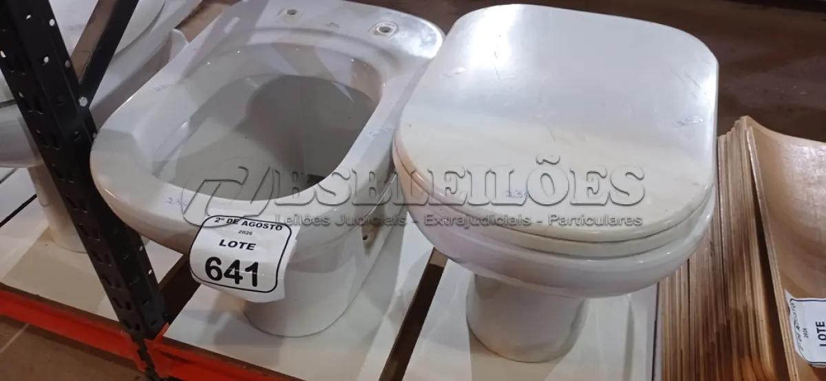 LOTE 641 - 02 VASOS SANITÁRIOS. (NO ESTADO) ATENÇÃO! FAZER A VISITAÇÃO ANTES DE ARREMATAR, NÃO SABEMOS SE FUNCIONA, LEILÃO NÃO TEM GARANTIA E NEM DEVOLUÇÃO, SUJEITO A POSSÍVEIS AVARIAS VISÍVEIS/OCULTAS E/OU AUSÊNCIA DE COMPONENTES.