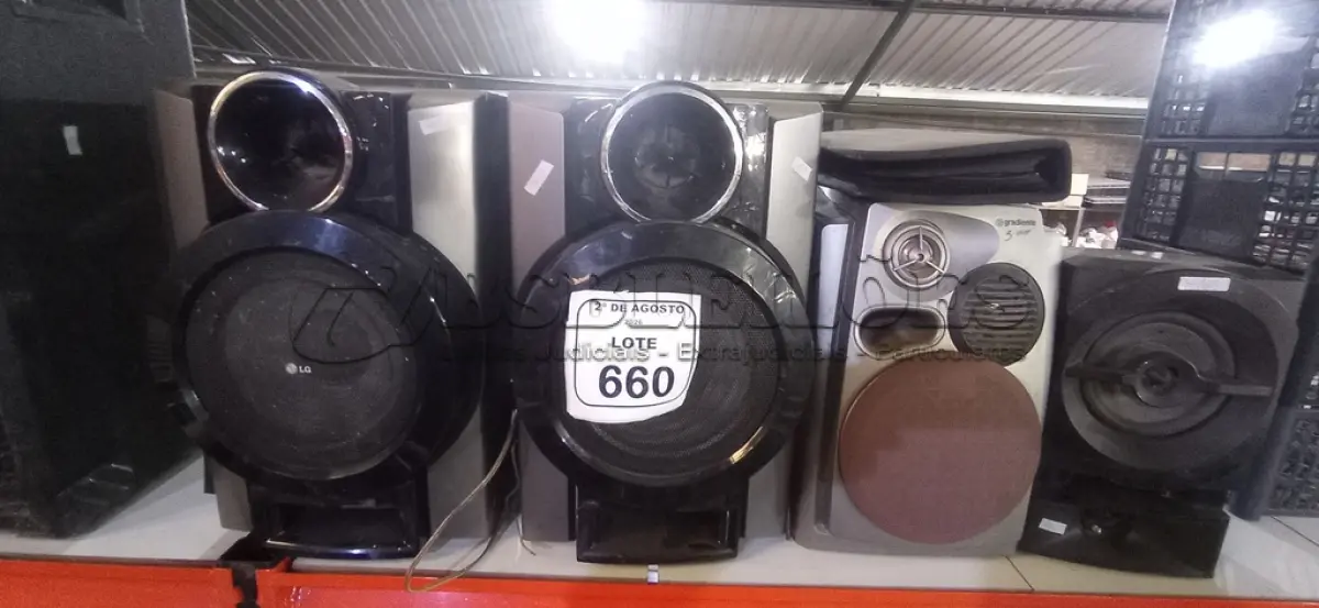 LOTE 660 - 01 PORTA CD E 04 CAIXAS DE SOM DE MARCAS E MODELOS DIVERSOS. (NO ESTADO) ATENÇÃO! FAZER A VISITAÇÃO ANTES DE ARREMATAR, NÃO SABEMOS SE FUNCIONA, LEILÃO NÃO TEM GARANTIA E NEM DEVOLUÇÃO, SUJEITO A POSSÍVEIS AVARIAS VISÍVEIS/OCULTAS E/OU AUSÊNCIA DE COMPONENTES.
