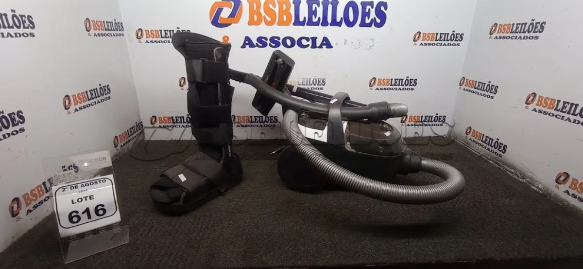 LOTE 616 - 01 ASPIRADOR DE PÓ 220V MARCA ELECTROLUX E 01 BOTA ORTOPÉDICA MARCA MERCUR. (NO ESTADO) ATENÇÃO! FAZER A VISITAÇÃO ANTES DE ARREMATAR, NÃO SABEMOS SE FUNCIONA, LEILÃO NÃO TEM GARANTIA E NEM DEVOLUÇÃO, SUJEITO A POSSÍVEIS AVARIAS VISÍVEIS/OCULTAS E/OU AUSÊNCIA DE COMPONENTES.