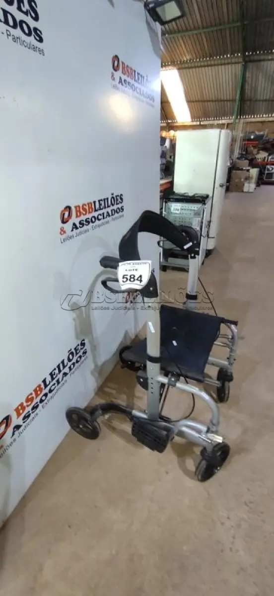 LOTE 584 - 01 ANDADOR DE 04 RODAS COM ASSENTO. (NO ESTADO) ATENÇÃO! FAZER A VISITAÇÃO ANTES DE ARREMATAR, NÃO SABEMOS SE FUNCIONA, LEILÃO NÃO TEM GARANTIA E NEM DEVOLUÇÃO, SUJEITO A POSSÍVEIS AVARIAS VISÍVEIS/OCULTAS E/OU AUSÊNCIA DE COMPONENTES.