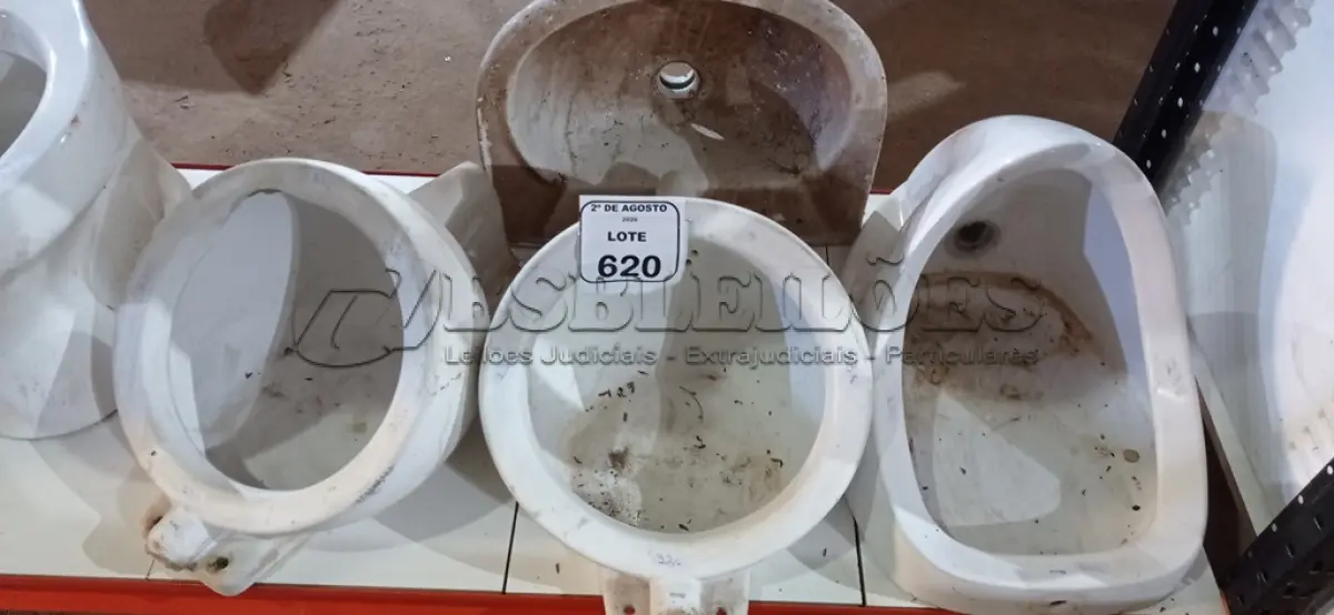 LOTE 620 - 03 MICTÓRIOS E 01 PIA. (NO ESTADO) ATENÇÃO! FAZER A VISITAÇÃO ANTES DE ARREMATAR, NÃO SABEMOS SE FUNCIONA, LEILÃO NÃO TEM GARANTIA E NEM DEVOLUÇÃO, SUJEITO A POSSÍVEIS AVARIAS VISÍVEIS/OCULTAS E/OU AUSÊNCIA DE COMPONENTES.