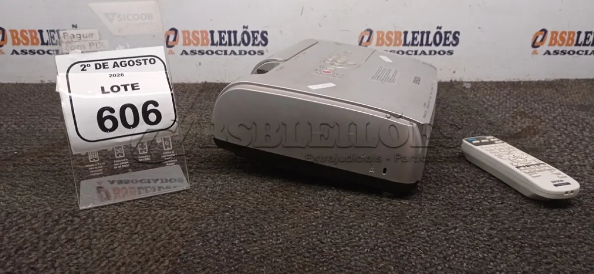LOTE 606 - 01 PROJETOR MARCA EPSON. (NO ESTADO) ATENÇÃO! FAZER A VISITAÇÃO ANTES DE ARREMATAR, NÃO SABEMOS SE FUNCIONA, LEILÃO NÃO TEM GARANTIA E NEM DEVOLUÇÃO, SUJEITO A POSSÍVEIS AVARIAS VISÍVEIS/OCULTAS E/OU AUSÊNCIA DE COMPONENTES.