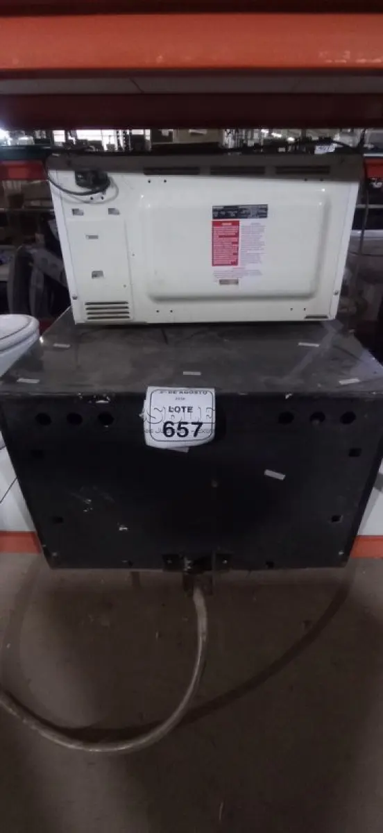 LOTE 657 - 01 FORNO DE EMBUTIR MARCA DAKO E 01 MICRO-ONDAS MARCA SHARP. (NO ESTADO) ATENÇÃO! FAZER A VISITAÇÃO ANTES DE ARREMATAR, NÃO SABEMOS SE FUNCIONA, LEILÃO NÃO TEM GARANTIA E NEM DEVOLUÇÃO, SUJEITO A POSSÍVEIS AVARIAS VISÍVEIS/OCULTAS E/OU AUSÊNCIA DE COMPONENTES.