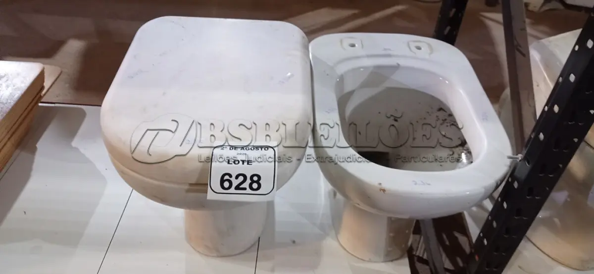 LOTE 628 - 02 VASOS SANITÁRIOS. (NO ESTADO) ATENÇÃO! FAZER A VISITAÇÃO ANTES DE ARREMATAR, NÃO SABEMOS SE FUNCIONA, LEILÃO NÃO TEM GARANTIA E NEM DEVOLUÇÃO, SUJEITO A POSSÍVEIS AVARIAS VISÍVEIS/OCULTAS E/OU AUSÊNCIA DE COMPONENTES.