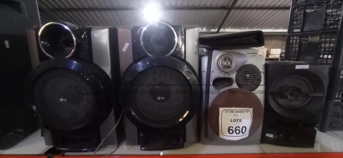 LOTE 660 - 01 PORTA CD E 04 CAIXAS DE SOM DE MARCAS E MODELOS DIVERSOS. (NO ESTADO) ATENÇÃO! FAZER A VISITAÇÃO ANTES DE ARREMATAR, NÃO SABEMOS SE FUNCIONA, LEILÃO NÃO TEM GARANTIA E NEM DEVOLUÇÃO, SUJEITO A POSSÍVEIS AVARIAS VISÍVEIS/OCULTAS E/OU AUSÊNCIA DE COMPONENTES.