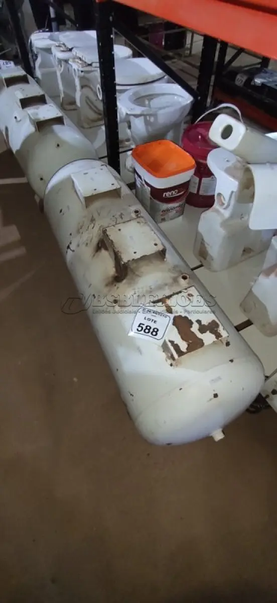 LOTE 588 - 01 CILINDRO DE COMPRESSOR DE AR. (NO ESTADO) ATENÇÃO! FAZER A VISITAÇÃO ANTES DE ARREMATAR, NÃO SABEMOS SE FUNCIONA, LEILÃO NÃO TEM GARANTIA E NEM DEVOLUÇÃO, SUJEITO A POSSÍVEIS AVARIAS VISÍVEIS/OCULTAS E/OU AUSÊNCIA DE COMPONENTES.