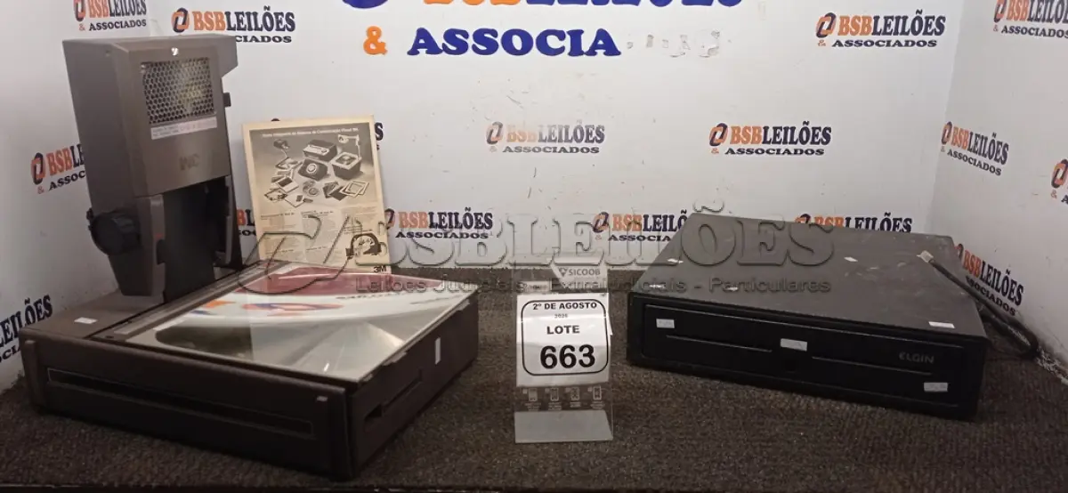 LOTE 663 - 01 RETROPROJETOR MARCA 3M E 01 GAVETA DE DINHEIRO. (NO ESTADO) ATENÇÃO! FAZER A VISITAÇÃO ANTES DE ARREMATAR, NÃO SABEMOS SE FUNCIONA, LEILÃO NÃO TEM GARANTIA E NEM DEVOLUÇÃO, SUJEITO A POSSÍVEIS AVARIAS VISÍVEIS/OCULTAS E/OU AUSÊNCIA DE COMPONENTES.