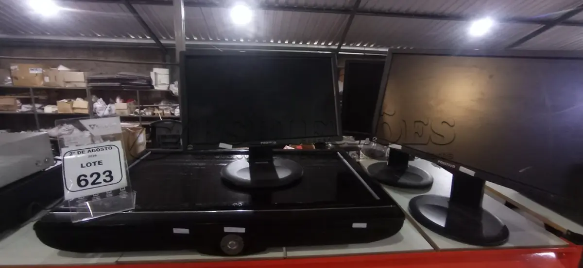 LOTE 623 - 01 TV PARA RETIRADA DE PEÇAS E 03 MONITORES DE MARCAS E MODELOS DIVERSOS. (NO ESTADO) ATENÇÃO! FAZER A VISITAÇÃO ANTES DE ARREMATAR, NÃO SABEMOS SE FUNCIONA, LEILÃO NÃO TEM GARANTIA E NEM DEVOLUÇÃO, SUJEITO A POSSÍVEIS AVARIAS VISÍVEIS/OCULTAS E/OU AUSÊNCIA DE COMPONENTES.