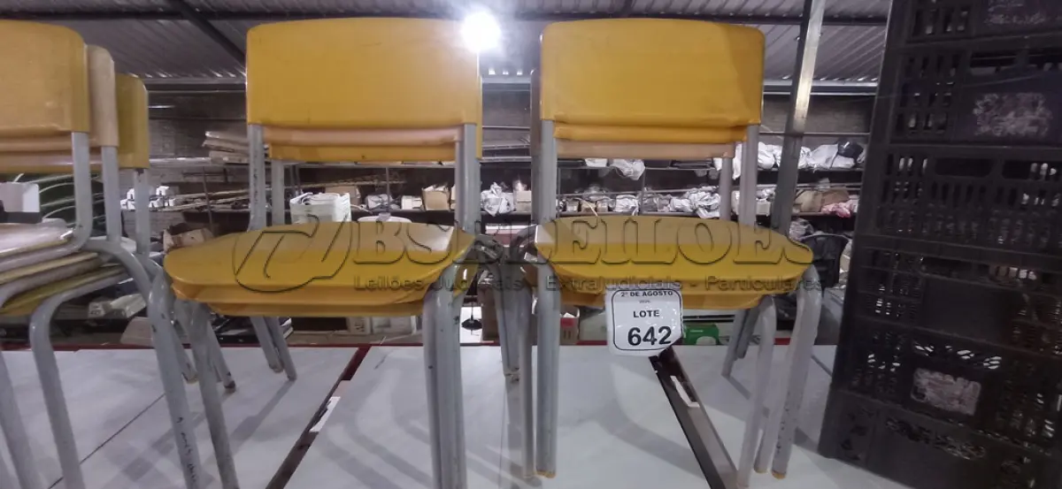 LOTE 642 - 06 CADEIRAS INFANTIS NA COR AMARELA. (NO ESTADO) ATENÇÃO! FAZER A VISITAÇÃO ANTES DE ARREMATAR, NÃO SABEMOS SE FUNCIONA, LEILÃO NÃO TEM GARANTIA E NEM DEVOLUÇÃO, SUJEITO A POSSÍVEIS AVARIAS VISÍVEIS/OCULTAS E/OU AUSÊNCIA DE COMPONENTES.
