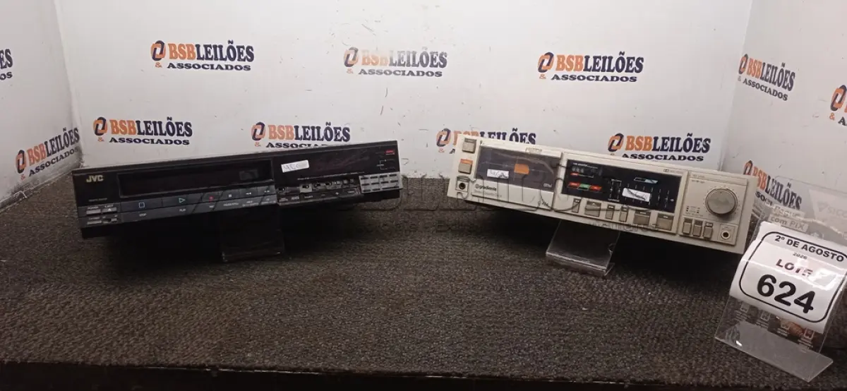 LOTE 624 - 01 LEITOR DE FITA CASSETE E 01 APARELHO DE VÍDEO CASSETE. (NO ESTADO) ATENÇÃO! FAZER A VISITAÇÃO ANTES DE ARREMATAR, NÃO SABEMOS SE FUNCIONA, LEILÃO NÃO TEM GARANTIA E NEM DEVOLUÇÃO, SUJEITO A POSSÍVEIS AVARIAS VISÍVEIS/OCULTAS E/OU AUSÊNCIA DE COMPONENTES.