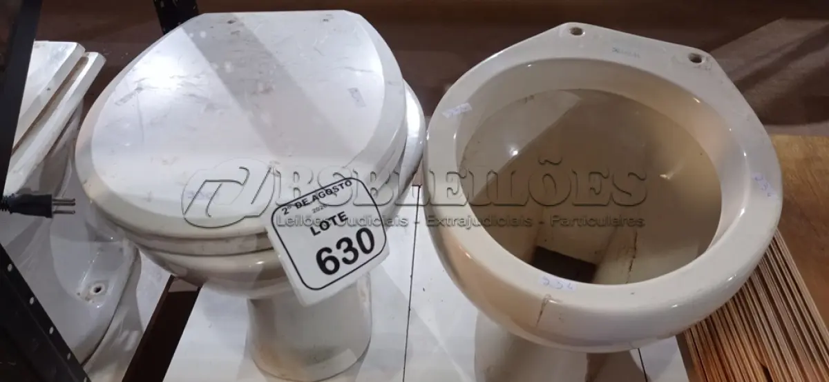 LOTE 630 - 02 VASOS SANITÁRIOS. (NO ESTADO) ATENÇÃO! FAZER A VISITAÇÃO ANTES DE ARREMATAR, NÃO SABEMOS SE FUNCIONA, LEILÃO NÃO TEM GARANTIA E NEM DEVOLUÇÃO, SUJEITO A POSSÍVEIS AVARIAS VISÍVEIS/OCULTAS E/OU AUSÊNCIA DE COMPONENTES.