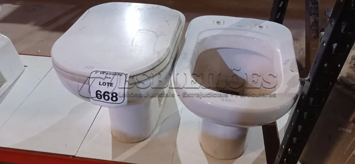 LOTE 668 - 02 VASOS SANITÁRIOS. (NO ESTADO) ATENÇÃO! FAZER A VISITAÇÃO ANTES DE ARREMATAR, NÃO SABEMOS SE FUNCIONA, LEILÃO NÃO TEM GARANTIA E NEM DEVOLUÇÃO, SUJEITO A POSSÍVEIS AVARIAS VISÍVEIS/OCULTAS E/OU AUSÊNCIA DE COMPONENTES.