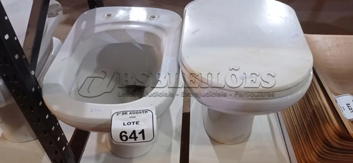 LOTE 641 - 02 VASOS SANITÁRIOS. (NO ESTADO) ATENÇÃO! FAZER A VISITAÇÃO ANTES DE ARREMATAR, NÃO SABEMOS SE FUNCIONA, LEILÃO NÃO TEM GARANTIA E NEM DEVOLUÇÃO, SUJEITO A POSSÍVEIS AVARIAS VISÍVEIS/OCULTAS E/OU AUSÊNCIA DE COMPONENTES.