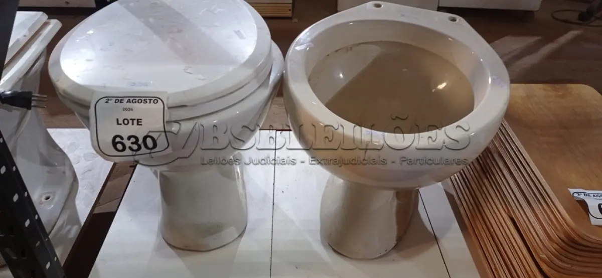 LOTE 630 - 02 VASOS SANITÁRIOS. (NO ESTADO) ATENÇÃO! FAZER A VISITAÇÃO ANTES DE ARREMATAR, NÃO SABEMOS SE FUNCIONA, LEILÃO NÃO TEM GARANTIA E NEM DEVOLUÇÃO, SUJEITO A POSSÍVEIS AVARIAS VISÍVEIS/OCULTAS E/OU AUSÊNCIA DE COMPONENTES.