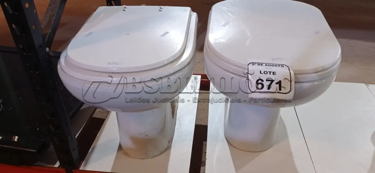 LOTE 671 - 02 VASOS SANITÁRIOS. (NO ESTADO) ATENÇÃO! FAZER A VISITAÇÃO ANTES DE ARREMATAR, NÃO SABEMOS SE FUNCIONA, LEILÃO NÃO TEM GARANTIA E NEM DEVOLUÇÃO, SUJEITO A POSSÍVEIS AVARIAS VISÍVEIS/OCULTAS E/OU AUSÊNCIA DE COMPONENTES.