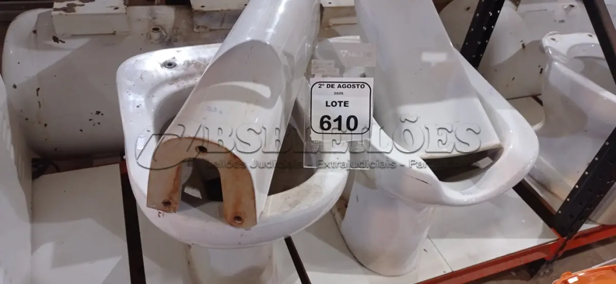 LOTE 610 - 02 VASOS SANITÁRIOS COM 02 COLUNAS. (NO ESTADO) ATENÇÃO! FAZER A VISITAÇÃO ANTES DE ARREMATAR, NÃO SABEMOS SE FUNCIONA, LEILÃO NÃO TEM GARANTIA E NEM DEVOLUÇÃO, SUJEITO A POSSÍVEIS AVARIAS VISÍVEIS/OCULTAS E/OU AUSÊNCIA DE COMPONENTES.