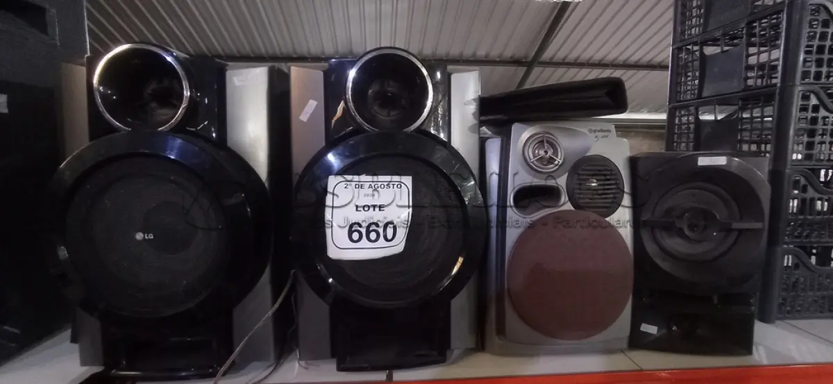 LOTE 660 - 01 PORTA CD E 04 CAIXAS DE SOM DE MARCAS E MODELOS DIVERSOS. (NO ESTADO) ATENÇÃO! FAZER A VISITAÇÃO ANTES DE ARREMATAR, NÃO SABEMOS SE FUNCIONA, LEILÃO NÃO TEM GARANTIA E NEM DEVOLUÇÃO, SUJEITO A POSSÍVEIS AVARIAS VISÍVEIS/OCULTAS E/OU AUSÊNCIA DE COMPONENTES.