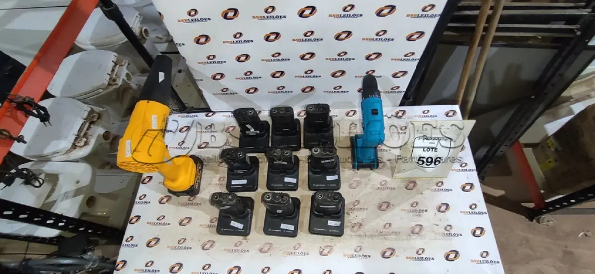 LOTE 596 - 01 SOPRADOR A BATERIA MARCA RHOTSTAR, 01 PARAFUSADEIRA 20V MARCA TSSAPER E 09 RÁDIOS COMUNICADORES MARCA MOTOROLA. (NO ESTADO) ATENÇÃO! FAZER A VISITAÇÃO ANTES DE ARREMATAR, NÃO SABEMOS SE FUNCIONA, LEILÃO NÃO TEM GARANTIA E NEM DEVOLUÇÃO, SUJEITO A POSSÍVEIS AVARIAS VISÍVEIS/OCULTAS E/OU AUSÊNCIA DE COMPONENTES.