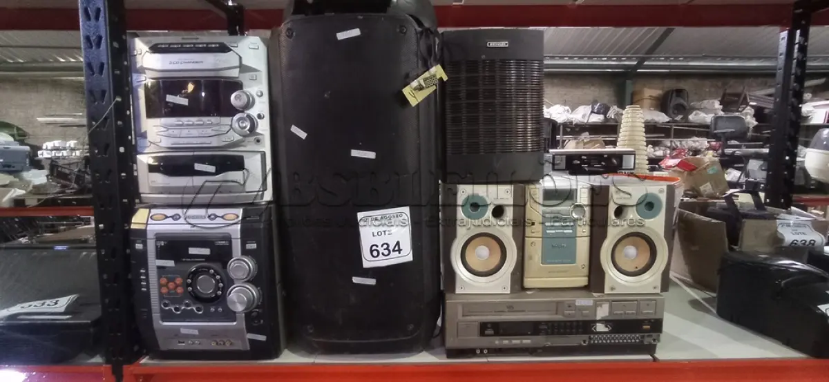 LOTE 634 - 01 LEITOR DE VÍDEO CASSETE E 05 APARELHOS DE SOM DE MARCAS E MODELOS DIVERSOS. (NO ESTADO) ATENÇÃO! FAZER A VISITAÇÃO ANTES DE ARREMATAR, NÃO SABEMOS SE FUNCIONA, LEILÃO NÃO TEM GARANTIA E NEM DEVOLUÇÃO, SUJEITO A POSSÍVEIS AVARIAS VISÍVEIS/OCULTAS E/OU AUSÊNCIA DE COMPONENTES.