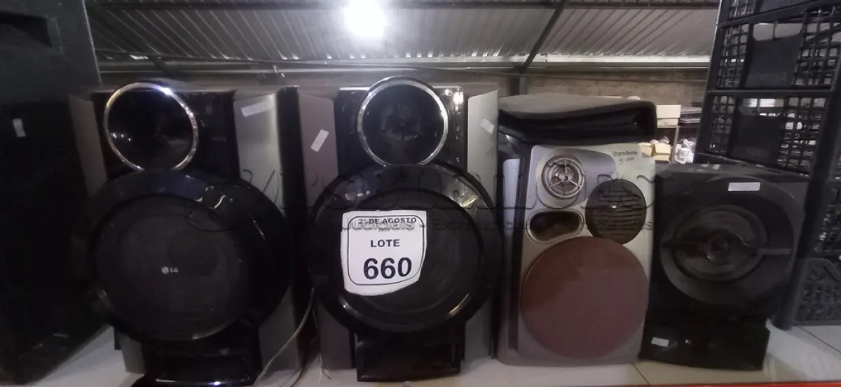 LOTE 660 - 01 PORTA CD E 04 CAIXAS DE SOM DE MARCAS E MODELOS DIVERSOS. (NO ESTADO) ATENÇÃO! FAZER A VISITAÇÃO ANTES DE ARREMATAR, NÃO SABEMOS SE FUNCIONA, LEILÃO NÃO TEM GARANTIA E NEM DEVOLUÇÃO, SUJEITO A POSSÍVEIS AVARIAS VISÍVEIS/OCULTAS E/OU AUSÊNCIA DE COMPONENTES.