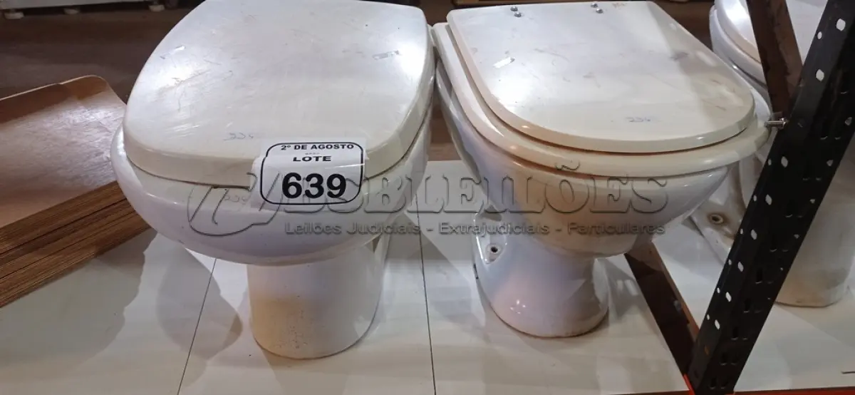 LOTE 639 - 02 VASOS SANITÁRIOS. (NO ESTADO) ATENÇÃO! FAZER A VISITAÇÃO ANTES DE ARREMATAR, NÃO SABEMOS SE FUNCIONA, LEILÃO NÃO TEM GARANTIA E NEM DEVOLUÇÃO, SUJEITO A POSSÍVEIS AVARIAS VISÍVEIS/OCULTAS E/OU AUSÊNCIA DE COMPONENTES.