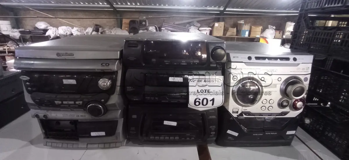LOTE 601 - 03 APARELHOS DE SOM DE MARCA E MODELOS DIVERSOS. (NO ESTADO) ATENÇÃO! FAZER A VISITAÇÃO ANTES DE ARREMATAR, NÃO SABEMOS SE FUNCIONA, LEILÃO NÃO TEM GARANTIA E NEM DEVOLUÇÃO, SUJEITO A POSSÍVEIS AVARIAS VISÍVEIS/OCULTAS E/OU AUSÊNCIA DE COMPONENTES.